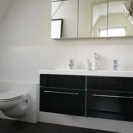 빌라 Spacious House Near Coast And City *